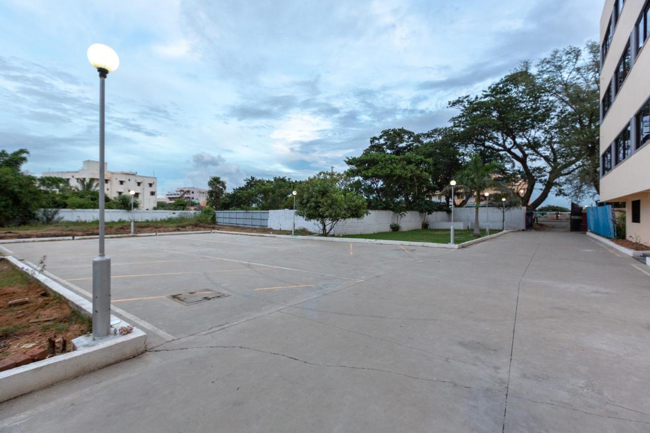 Oyo 22105 Hotel Half Moon Inn Chennai Exterior foto