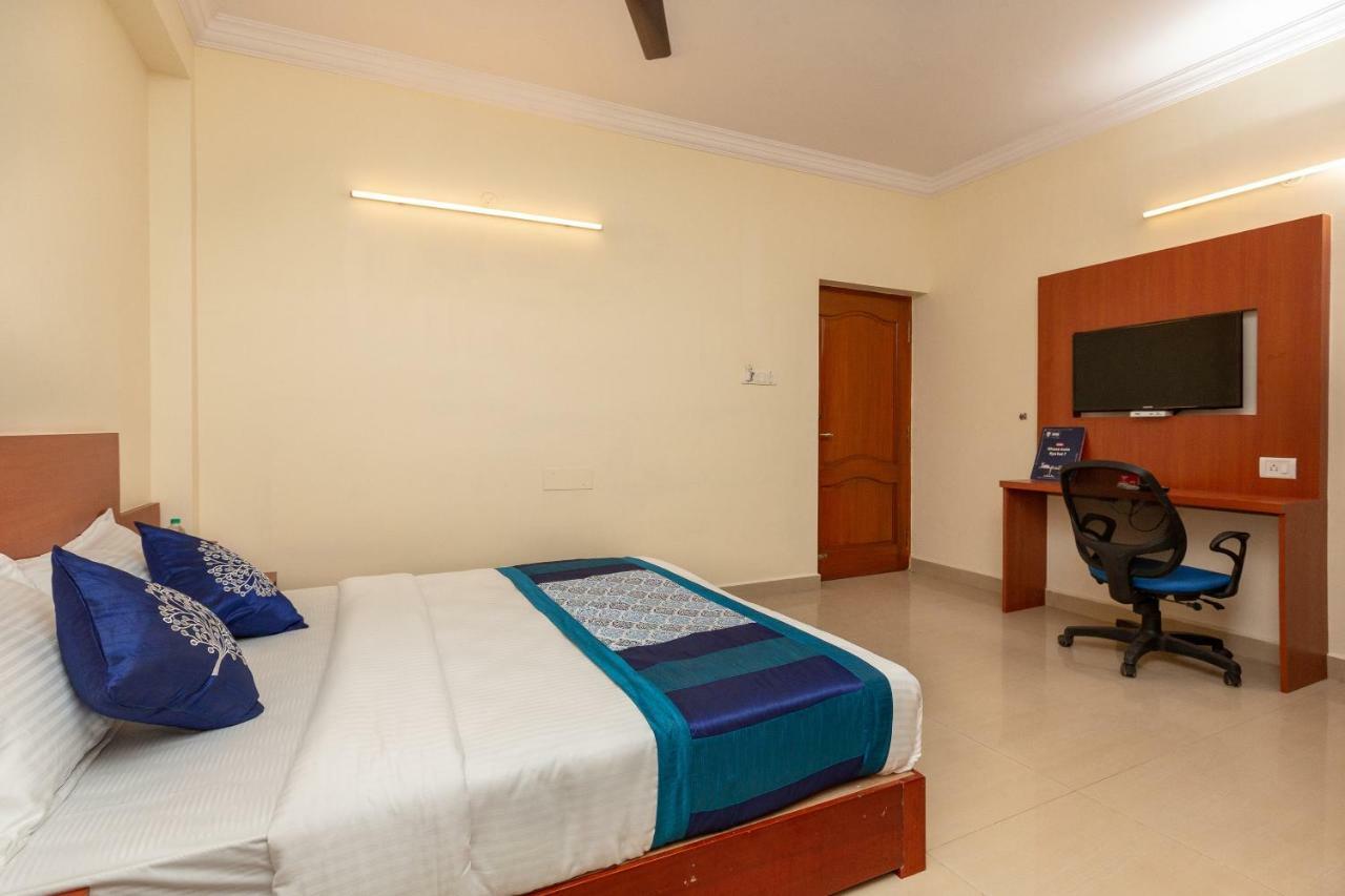 Oyo 22105 Hotel Half Moon Inn Chennai Exterior foto